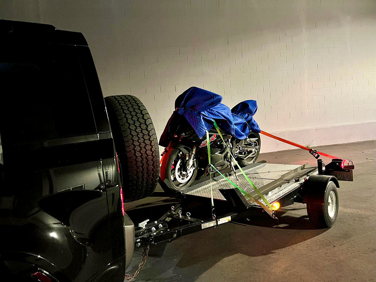 Plase de marfă elastice ATV Custom-Fit vs. Universal ATV: Care este potrivit pentru ATV-ul dvs.?